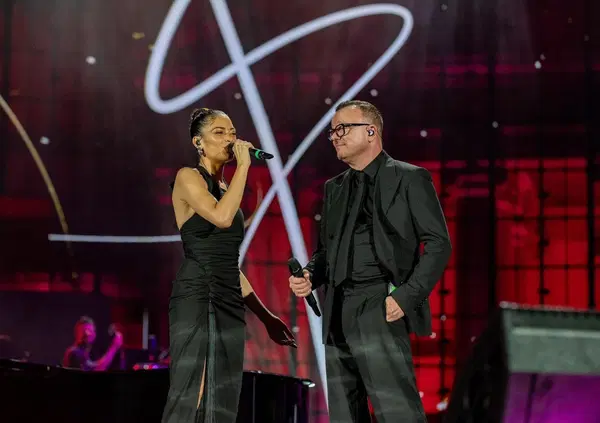 Che succede al concerto di Gigi D'Alessio a Napoli? I fan si lamentano: &ldquo;Il prezzo dei biglietti...&rdquo;. A vantaggio della Rai? E qualche dubbio: &ldquo;Otto date? Non &egrave; Vasco...&rdquo;