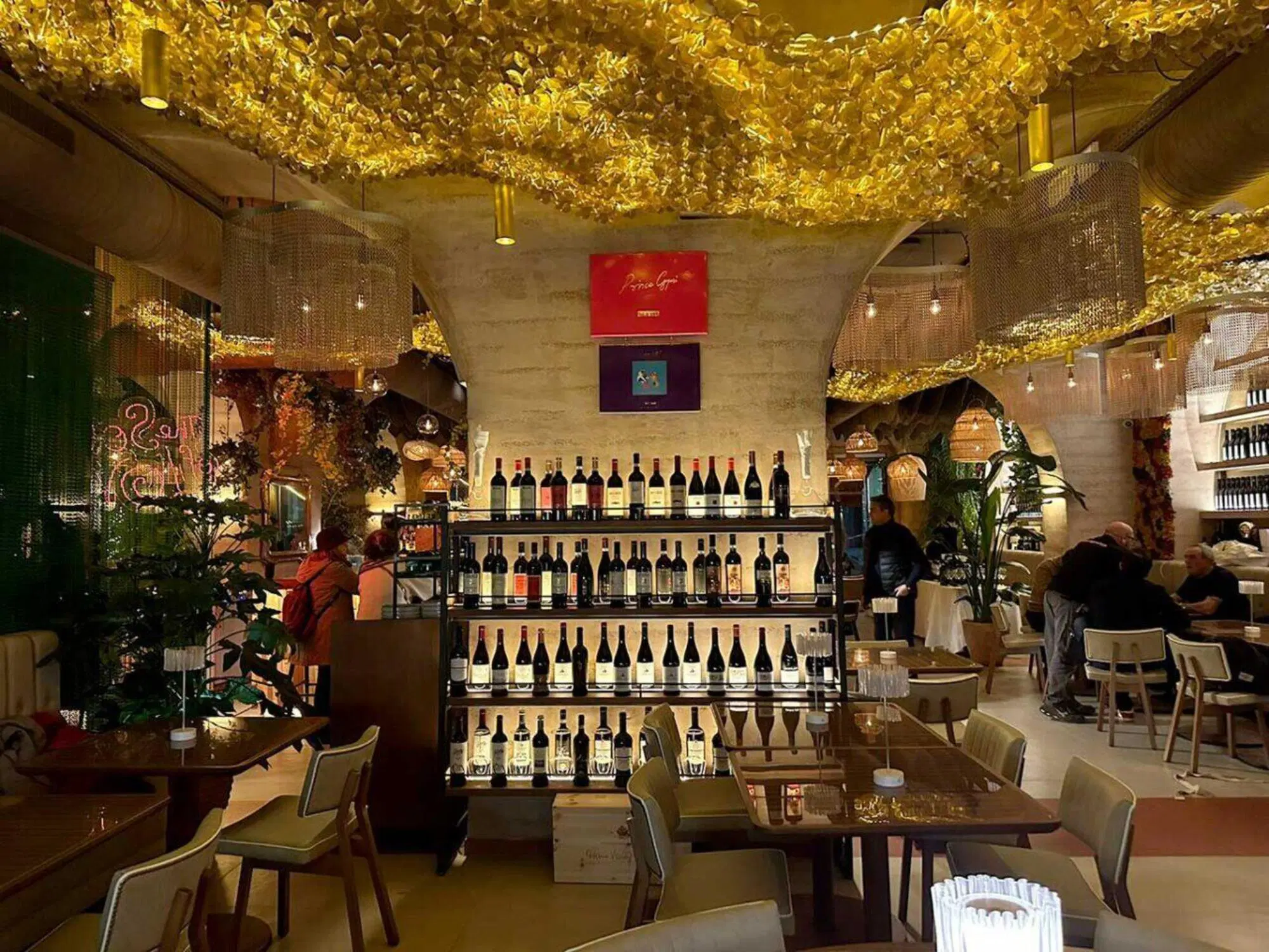 L'interno del ristorante di Max Mariola a Milano