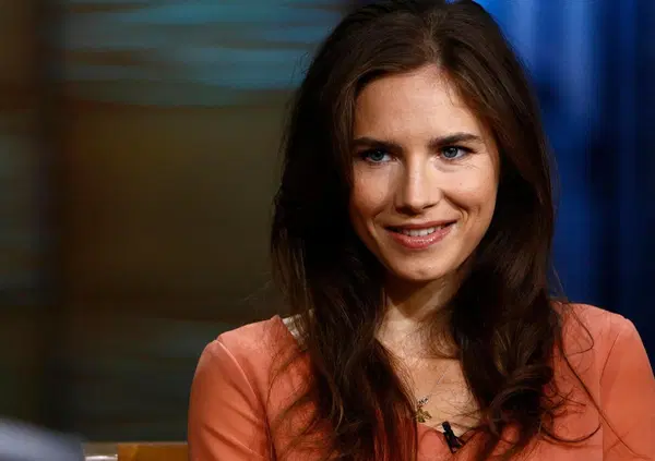 Amanda Knox beatificata da J-Ax: ma &egrave; innocente o colpevole? Ecco cosa dice il linguaggio del corpo e com'&egrave; cambiata la sua comunicazione non verbale dai tempi di Meredith Kercher. E su Patrick Lumumba...