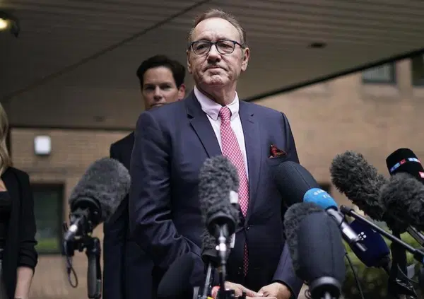 &ldquo;Dietro la maschera&rdquo; di Spacey, ma di chi &egrave; la colpa dello scandalo? Parla il fratello (e sosia di Rod Stewart) nel documentario: &ldquo;Ecco com&rsquo;&egrave; stata l'infanzia di Kevin&rdquo;