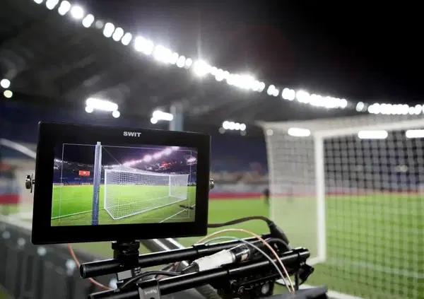 Il calcio in tv &egrave; per tutti (purch&eacute; siano ricchi): come "lo sport del popolo" dal prossimo anno sar&agrave; solo a pagamento