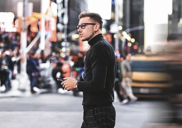 Il VPodcast del guru Nicola Napolitano &egrave; la miniera del cringe? Tra colonizzazione di Marte e &ldquo;macchine volanti a Dubai&rdquo;, &ldquo;la Panda della nonna&rdquo; e i consigli da love coach [VIDEO]