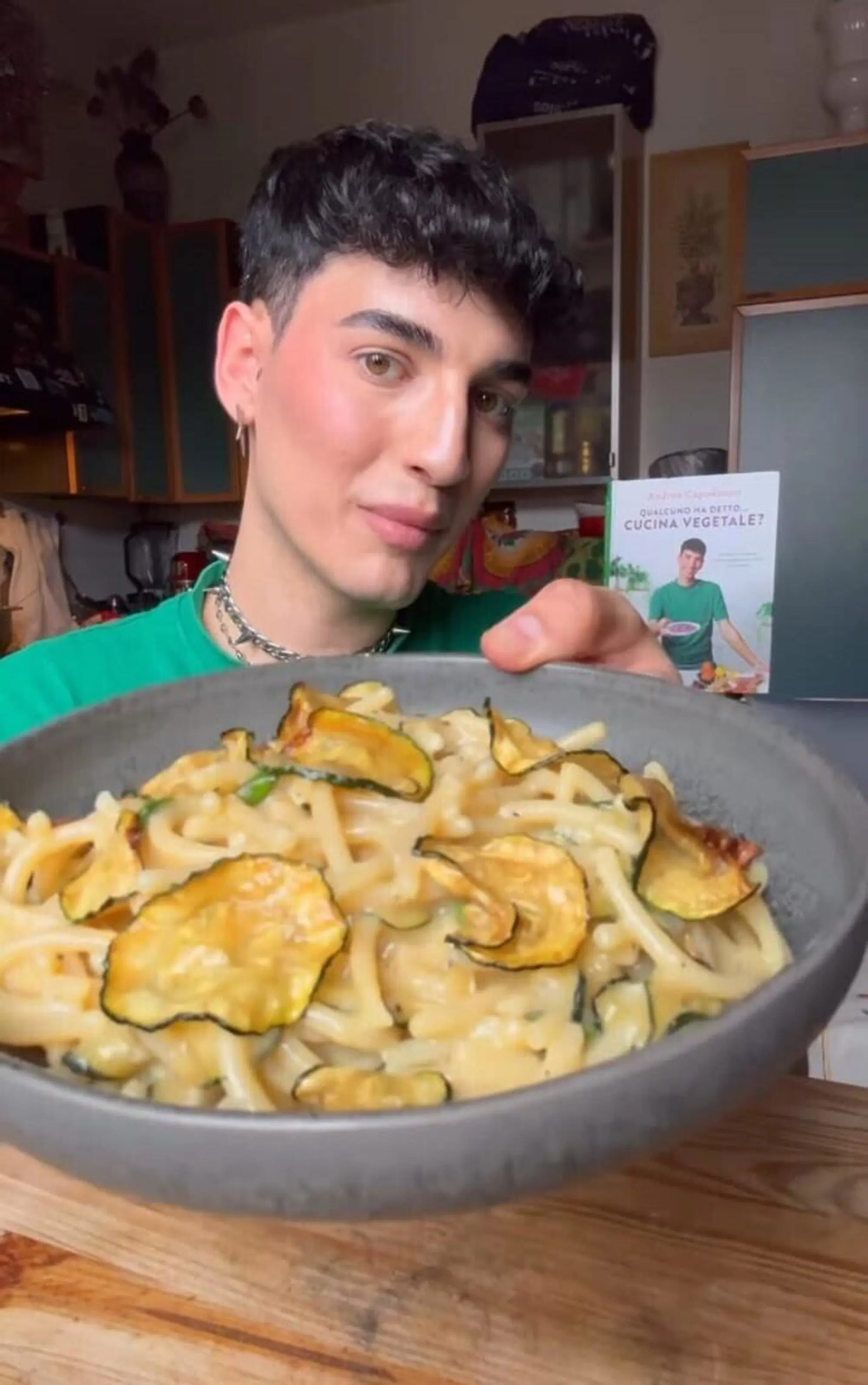 Immagine dal video di Andrea Capodanno, dove prepara la pasta con le zucchine riutilizzando l'olio di frittura
