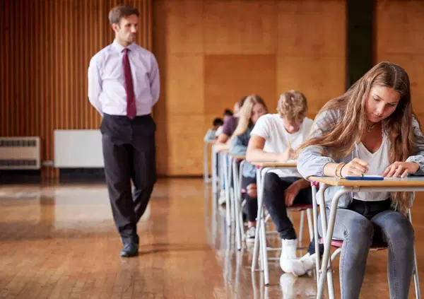 Maturit&agrave; 24, fra tracce spoilerate e aiutini dell'IA: cosa rimane della Notte prima degli esami (e anche la canzone di Venditti &egrave; un simbolo fake)