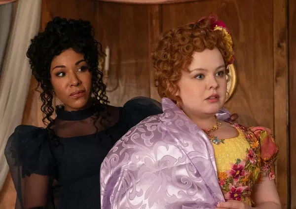 Ok, ma cosa c&rsquo;entra Bridgerton con la pubblicit&agrave; dell'intimo? E l&rsquo;attrice Nicola Coughlan (lady Penelope) con Kim Kardashian e Skims?