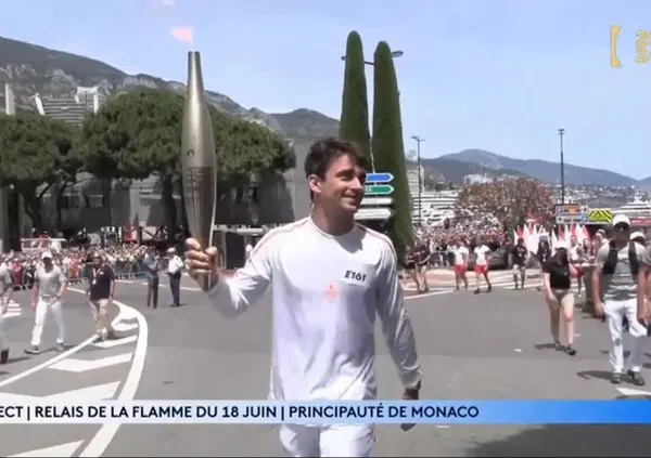 Charles Leclerc ha portato la fiamma olimpica: com'&egrave; andato il suo passaggio della fiaccola a Monaco