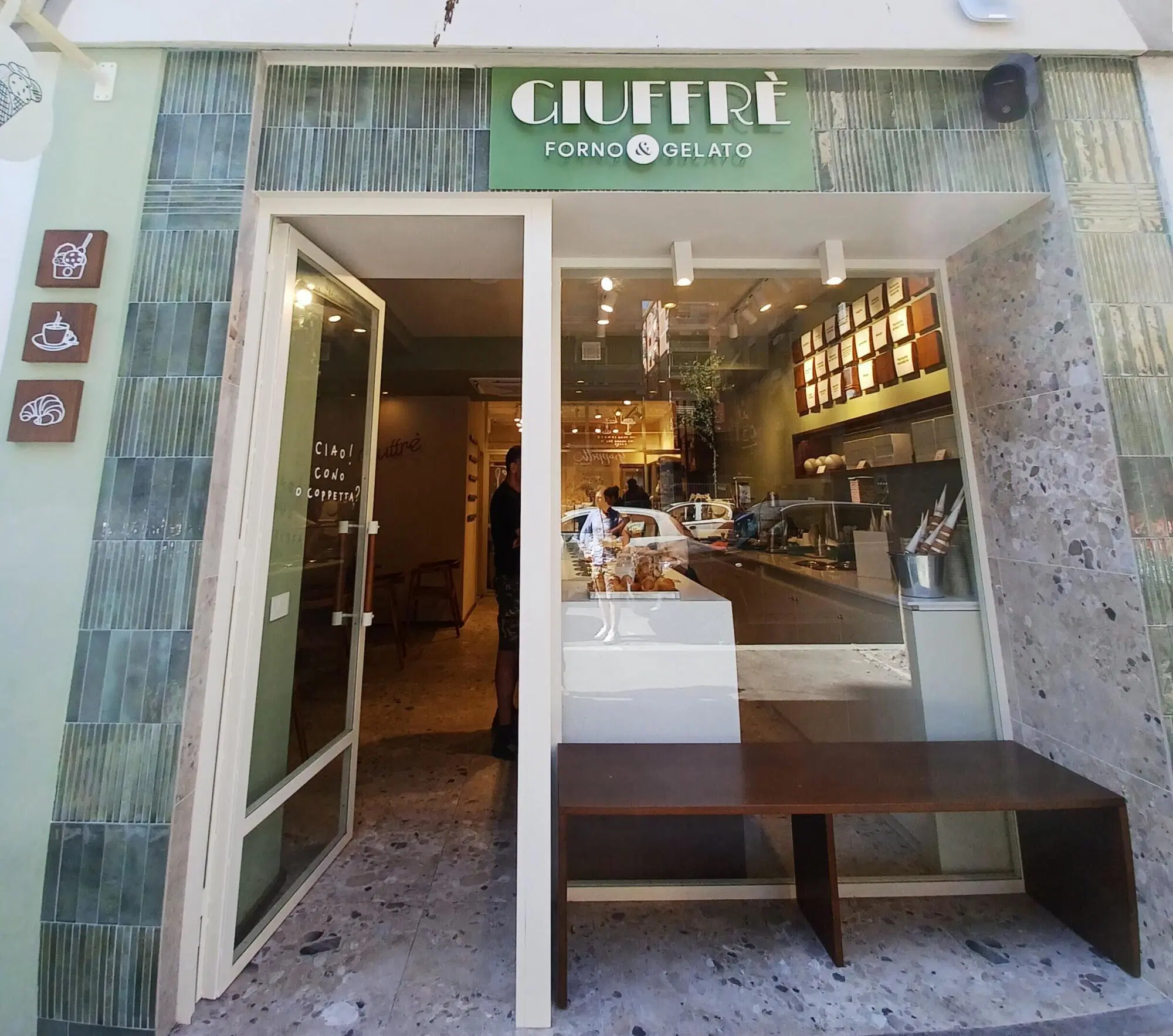 L'ingresso della gelateria Giuffr&egrave;