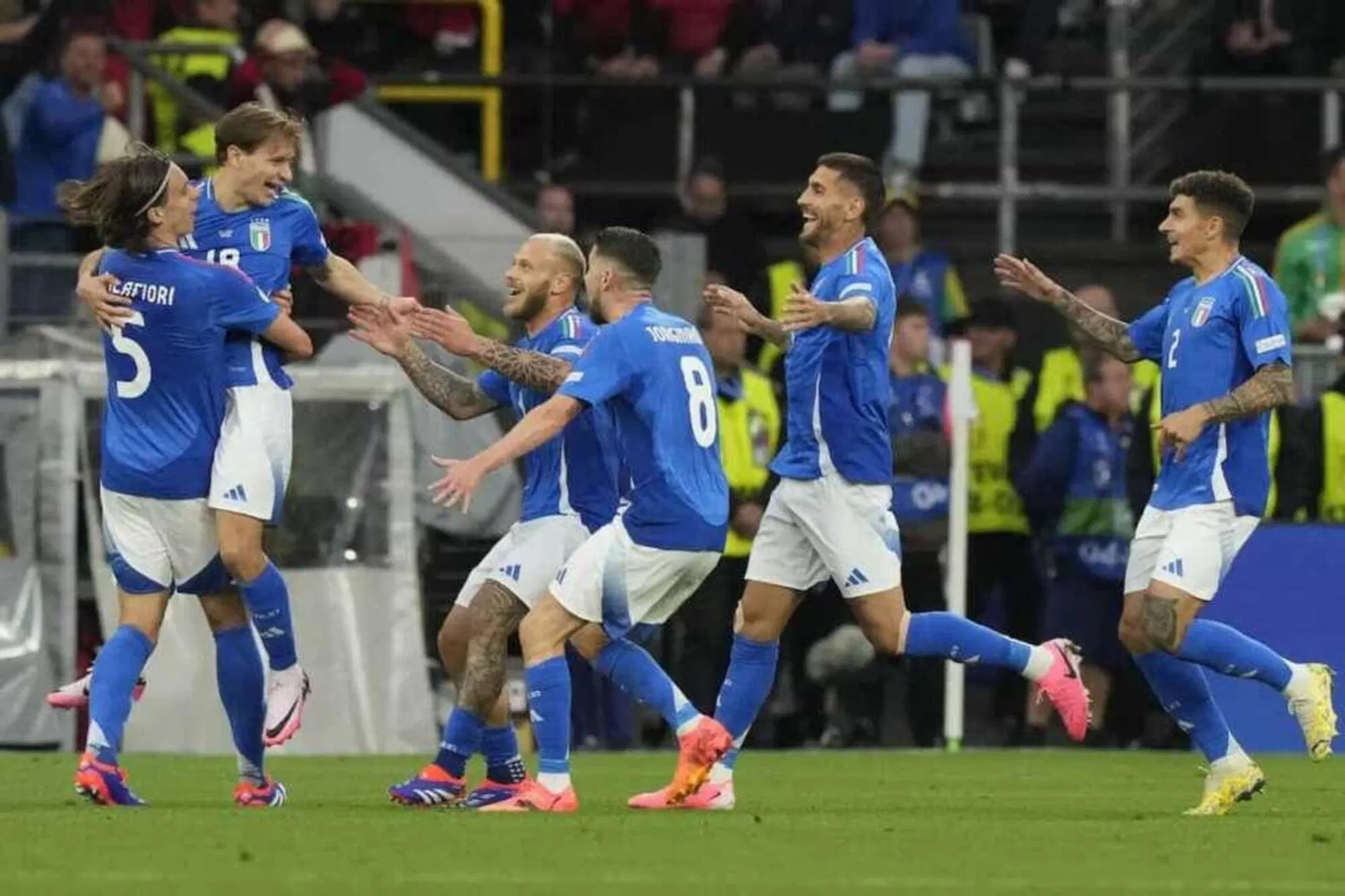 Gli azzurri esultano dopo il gol all'Albania