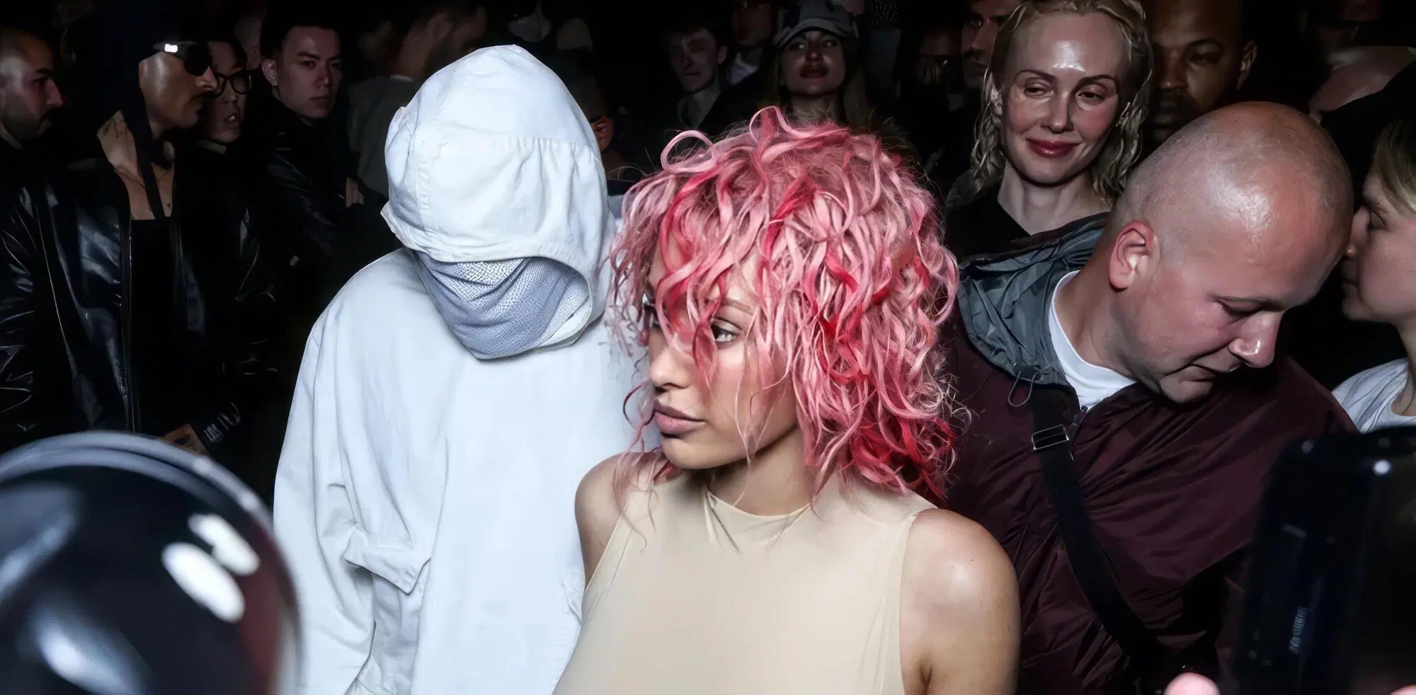 Bianca Censori e Kanye West alla Paris Fashion Week