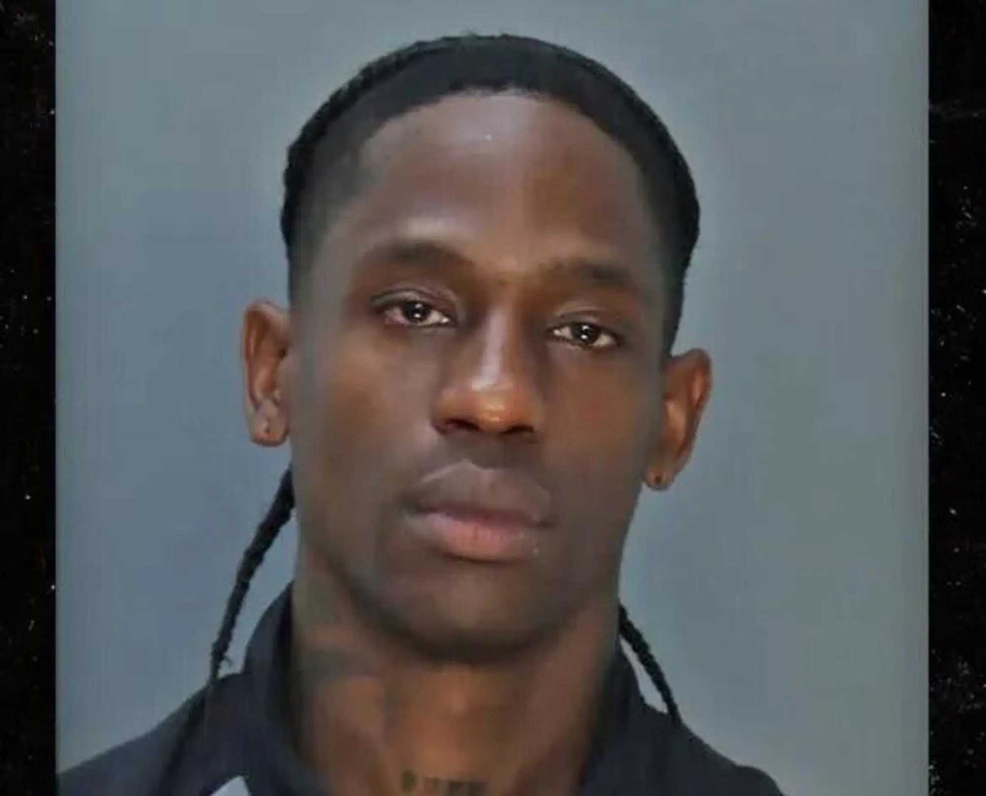 La foto dell'arresto di Travis Scott