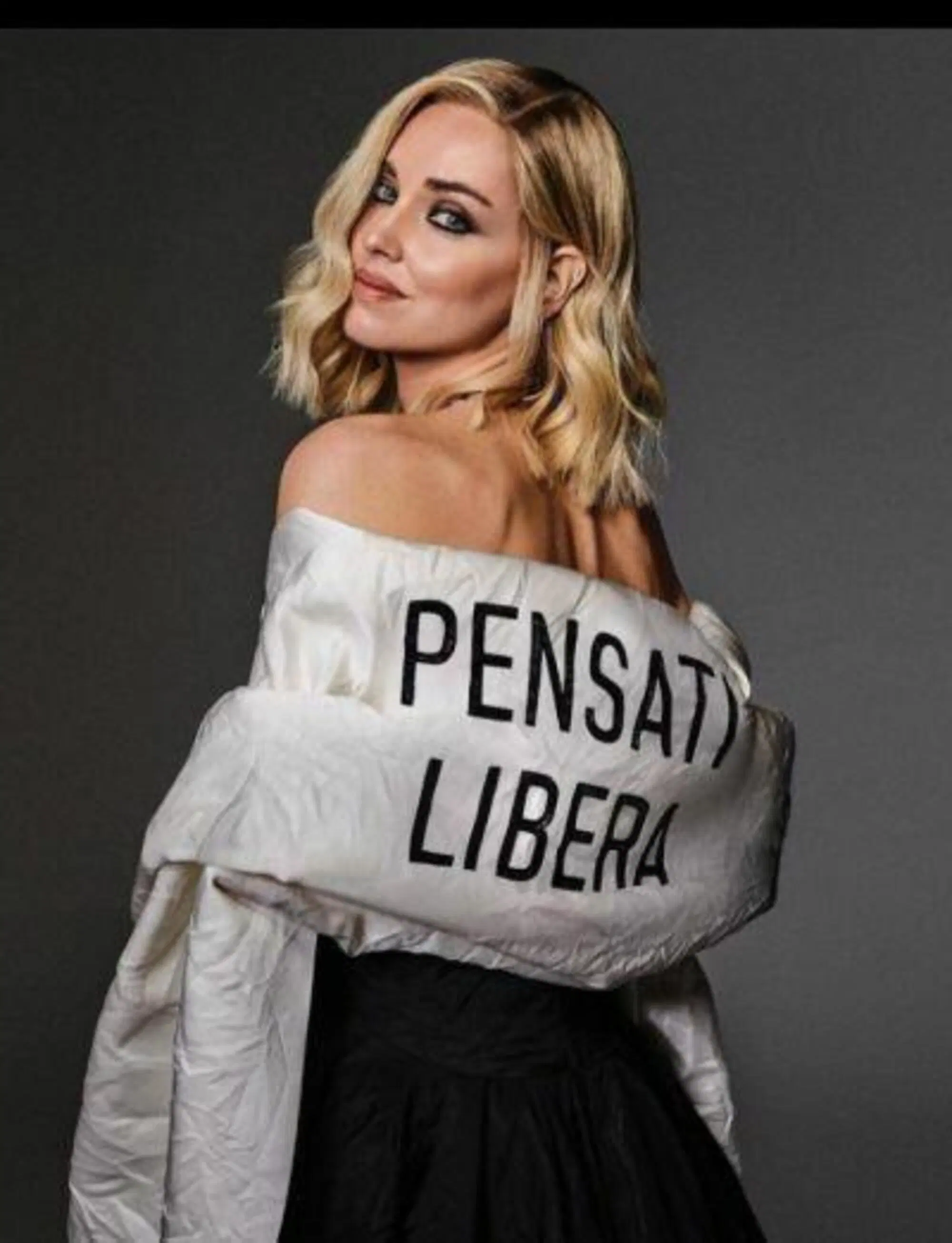 Chiara Ferragni e il suo scialle "Pensati libera" usato sul palco di Sanremo 2023