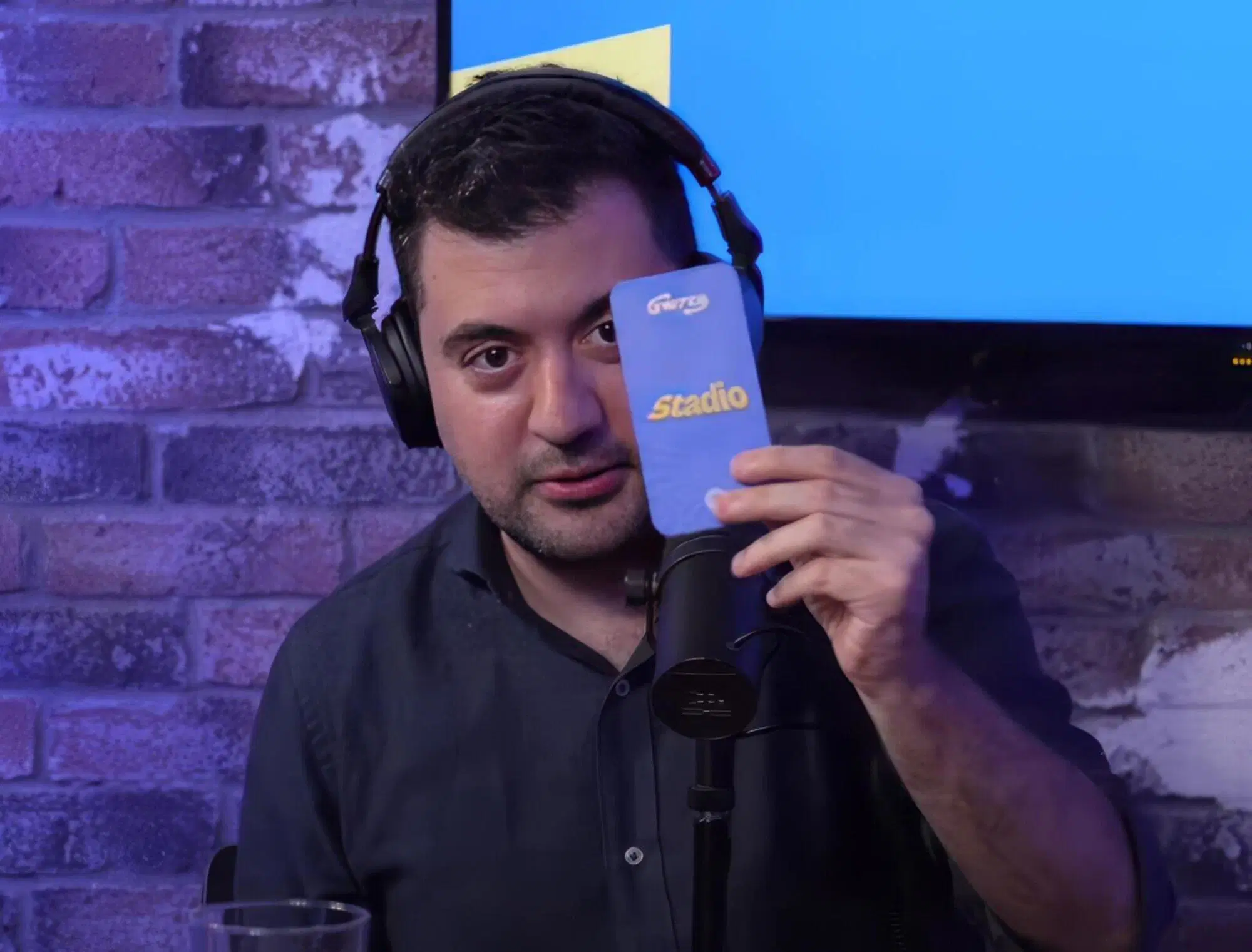 Giuseppe Pastore con la carta di "Switch"