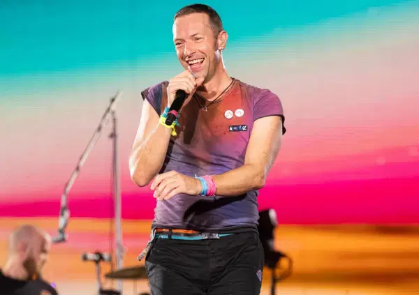Coldplay in concerto a Roma, bagarini scatenati sui social. E i fan: &ldquo;Biglietti a 600 euro e truffe seriali. Dov'&egrave; la finanza?&rdquo;