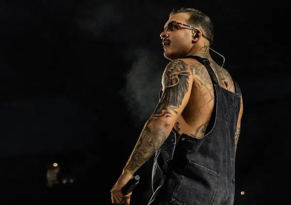 Geolier spacca il Maradona di Napoli. Un caso? No, se lo merita e annuncia e annuncia il concerto all'Ippodromo di Agnano. E se ancora non lo avete capito, sono problemi vostri