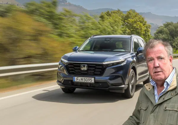 Jeremy Clarkson prova la Honda Cr-v: &ldquo;L&rsquo;auto perfetta se hai due caratteristiche di et&agrave; e abbigliamento. E il prezzo...&rdquo;. Ma che c'entrano gli Europei di calcio?