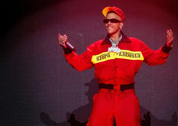 Dedelate si arrampica sul tetto di San Siro, ma al collo ha il pass dello staff di Sfera Ebbasta. Chi glielo ha dato? E l'artista ne era a conoscenza?