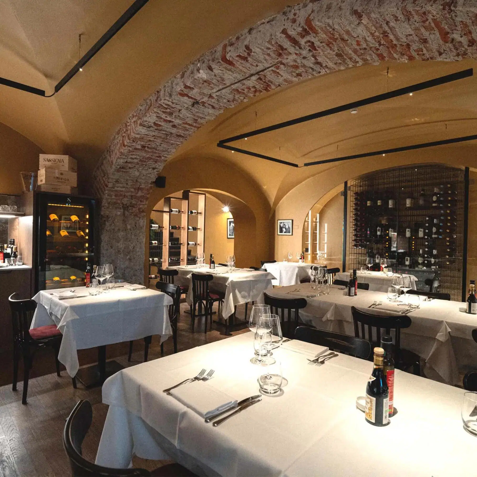 L'interno della Taverna Trastevere di Milano