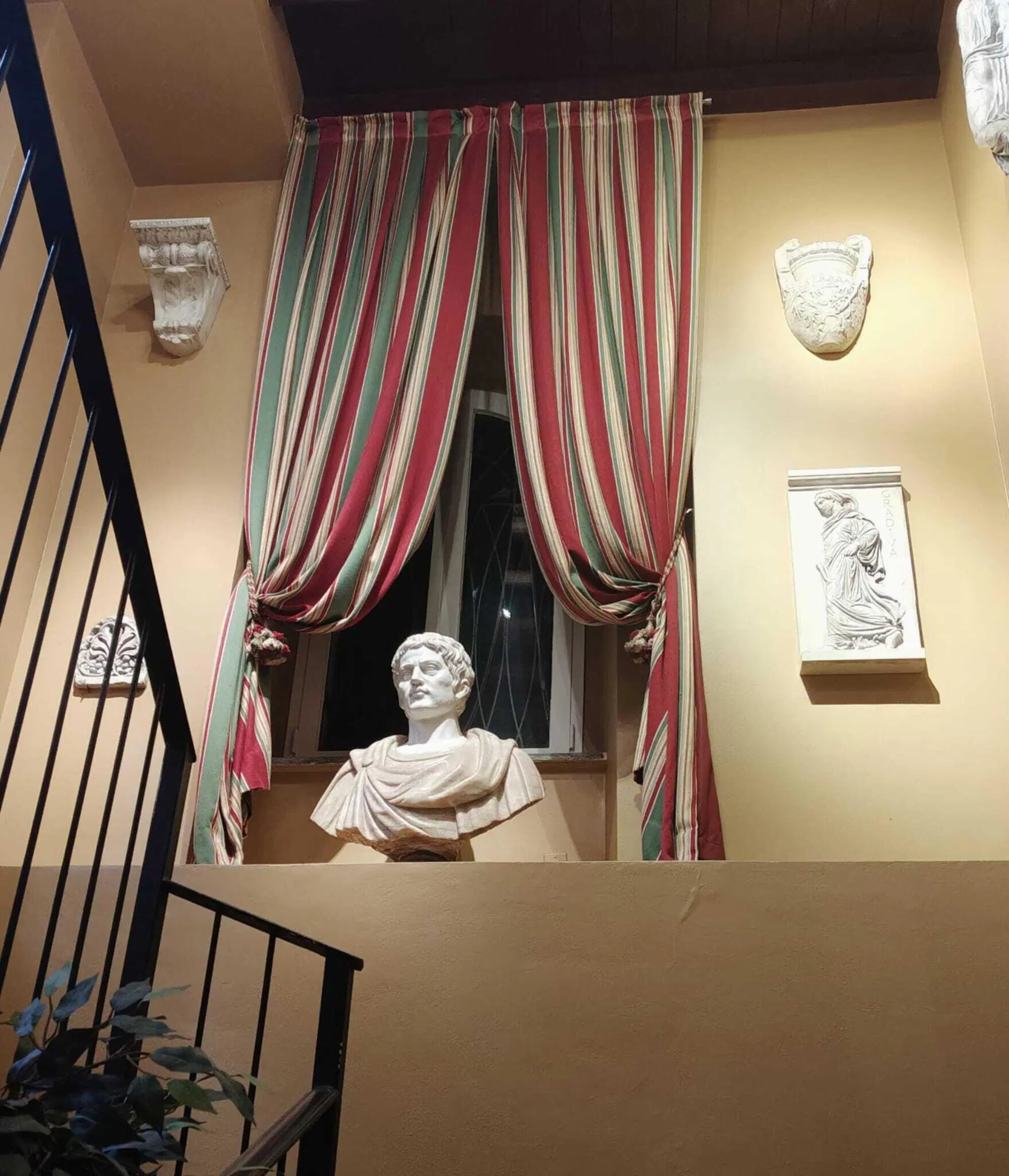 Gli arredi "romani" alla Taverna Trastevere