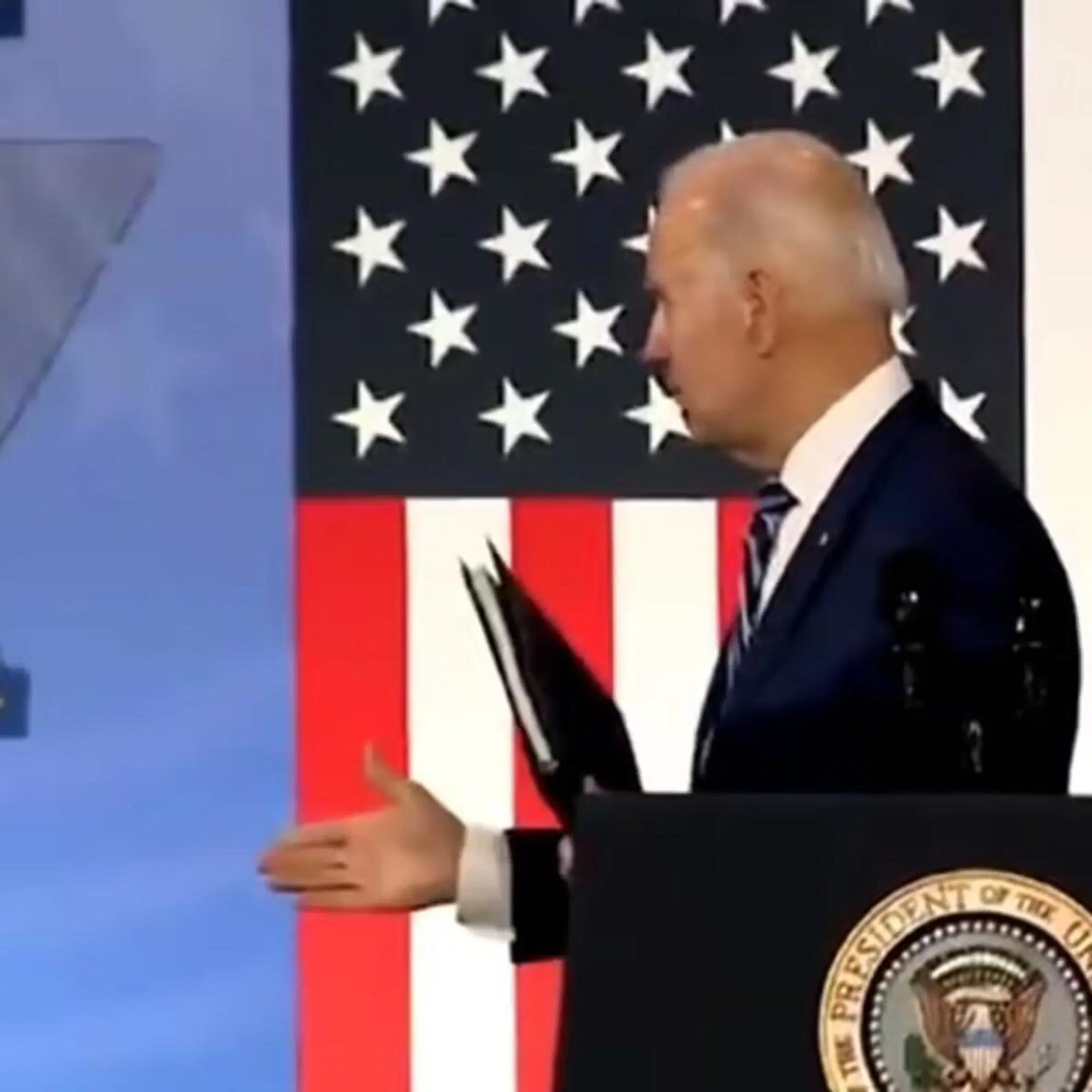Joe Biden "stringe la mano" nel vuoto