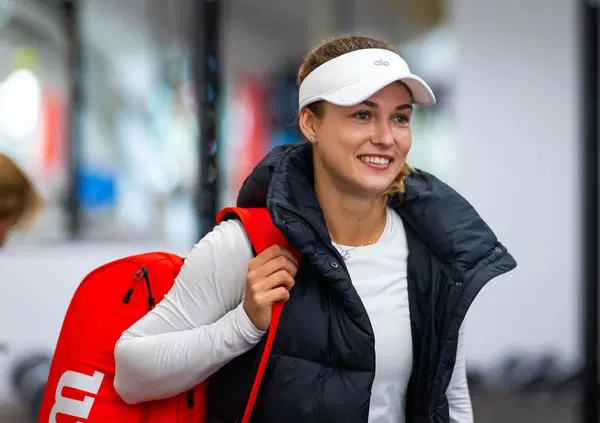 Jannik Sinner e Anna Kalinskaya, ma cos'&egrave; questa storia dei calciatori che ci provano con la fidanzata del numero uno del tennis? E intanto lei manda affancu*o dopo una domanda sul suo &ldquo;amore per la carota&rdquo;