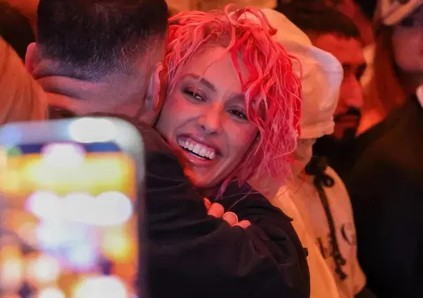 Bianca Censori, ecco chi c'&egrave; davvero dietro ai suoi look (e no, a quanto pare non &egrave; Kanye West). Ma che c'entrano Paris Hilton e Doja Cat? 