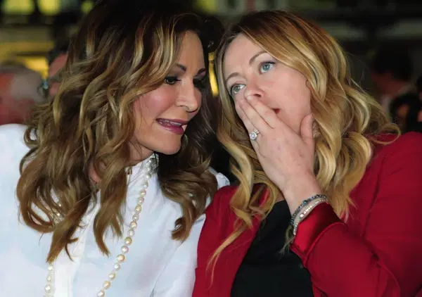 Con l&rsquo;inchiesta di Fanpage su Giovent&ugrave; nazionale i nemici di Giorgia Meloni hanno cambiato strategia. E ora possono riuscire dove finora hanno fallito: mettere nei guai Fratelli d'Italia e la Premier. Ecco perch&eacute;