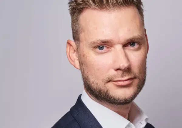 Ok, ma chi caz*o &egrave; Sebastian Rieder, il giornalista svizzero che ha preso per il cu*o Spalletti e l'Italia paragonandoli a una Panda contro una Ferrari? [VIDEO]