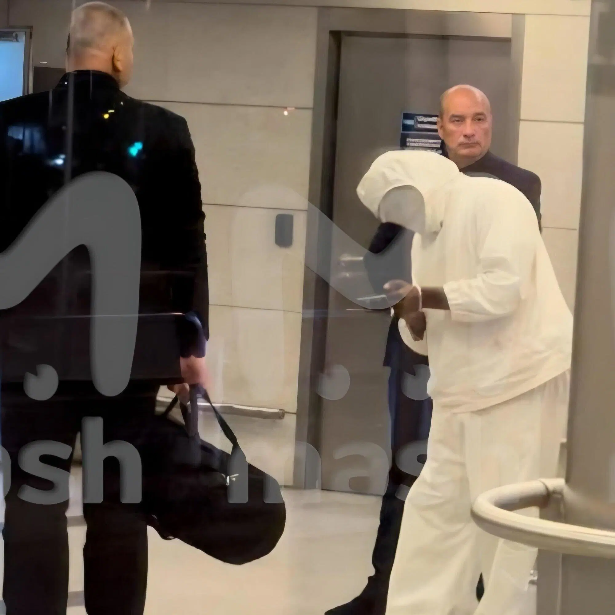 Kanye West paparazzato all'aeroporto di Mosca