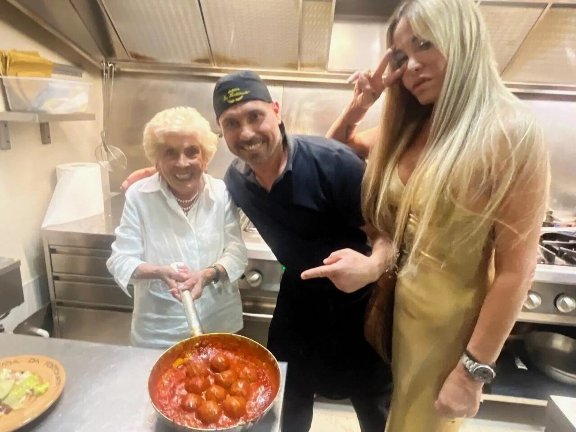 Vera Gemma nella cucina dell'Osteria da Fortunata con nonna Iris