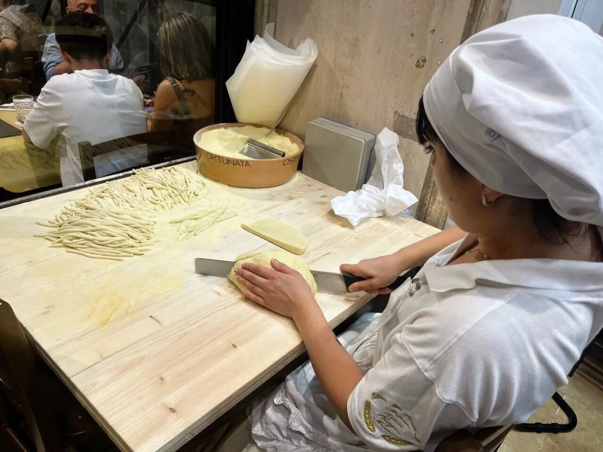 La preparazione della pasta all'Osteria da Fortunata