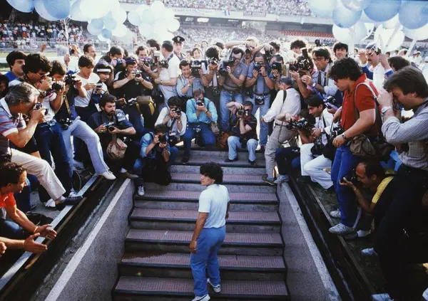 40 anni fa Diego Armando Maradona arriv&ograve; in Italia: il giorno che ha cambiato il calcio italiano raccontato dall'amico Marino Bartoletti 