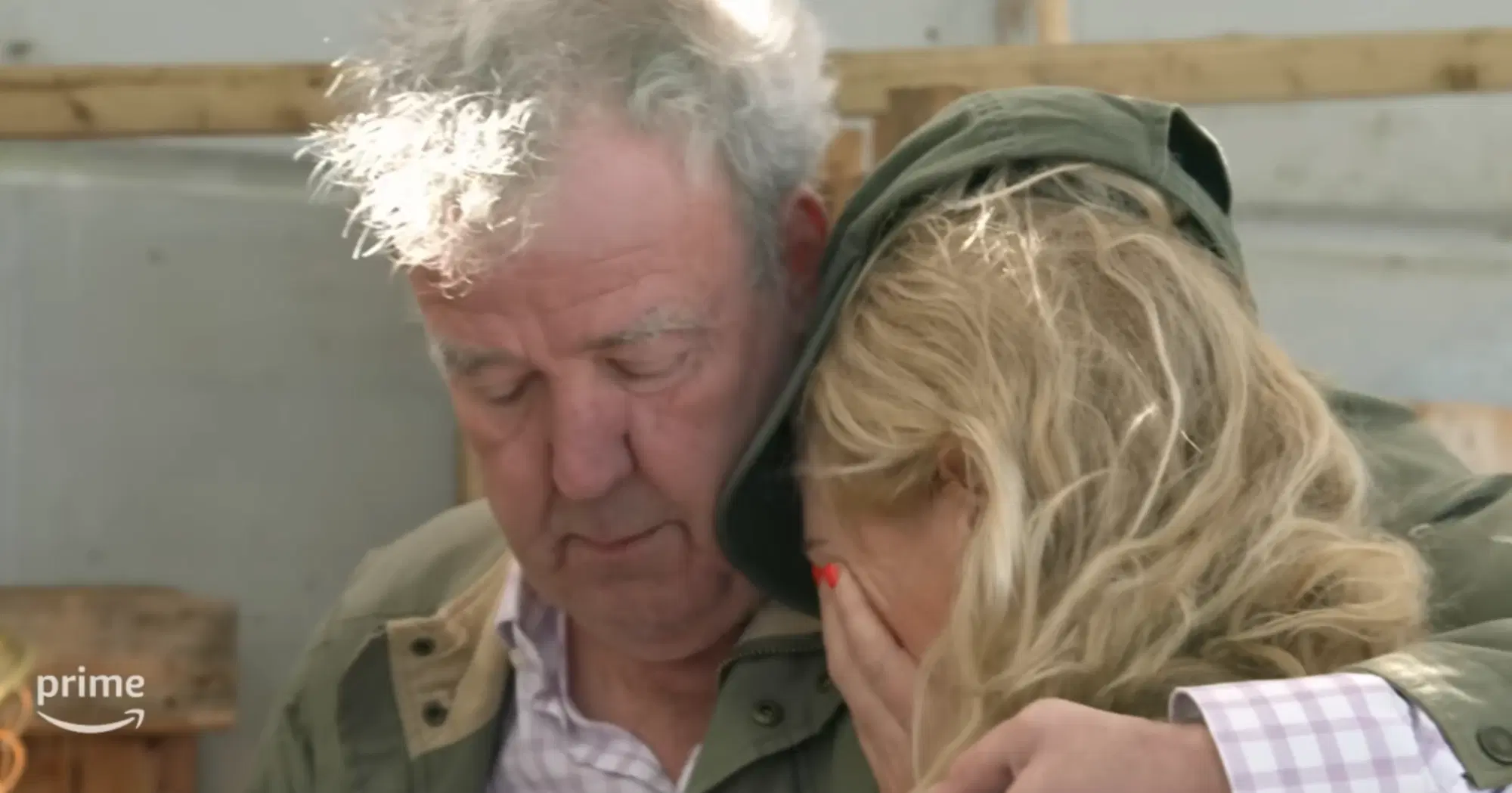 Jeremy Clarkson e Lisa Hogan piangono in una scena de La fattoria di Clarkson