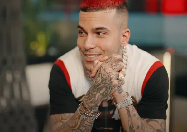 Sfera Ebbasta racconta la sua passione per gli orologi. Il suo primo Rolex anni &lsquo;90, l'Audemars Piguet tatuato sulla spalla e il Richard Mille. Lui &egrave; il king della trap, ma quale sar&agrave; il King al polso?