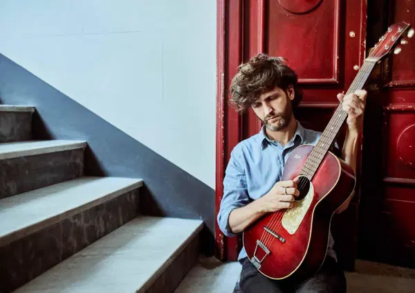 Dente al Castello Sforzesco &egrave; l'ultimo degli eroi romantici (anche se l'amore non &egrave; bello)