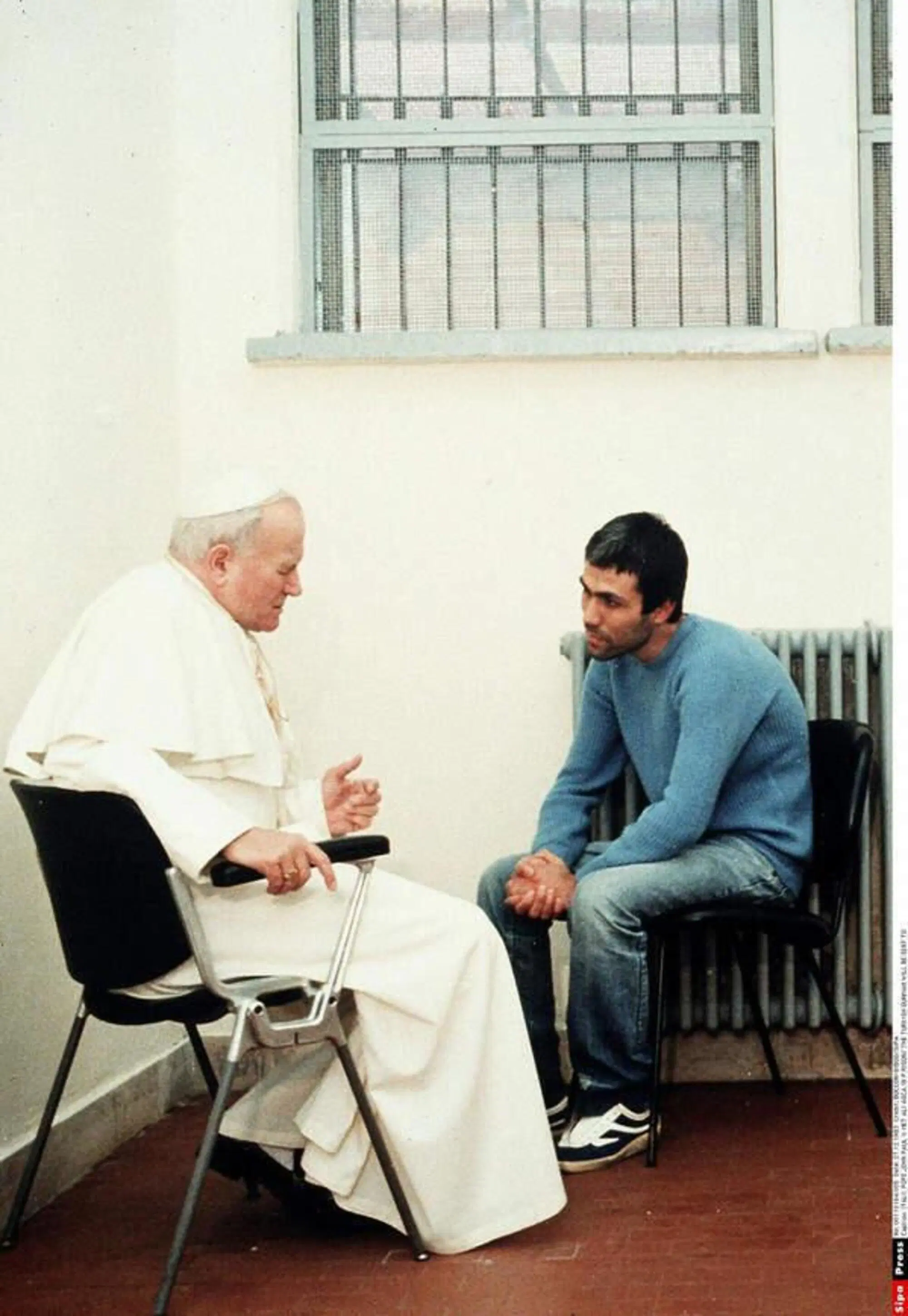 L'incontro in carcere tra Wojtyla e Al&igrave; Agca dopo l'attentato
