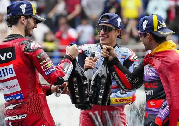 Lewis Hamilton con un team in MotoGP? Marc Marquez rilancia: "Io lo prendo in Formula 1", mentre Bagnaia parla di fantasie...