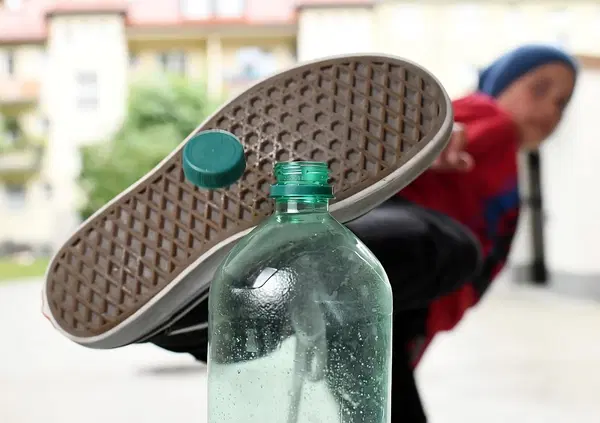 Ma ancora vi lamentate dei tappi attaccati al bottiglia? L'Ue ha fatto bene a mettere l'obbligo, e chi la critica &egrave; una capra: ecco perch&eacute;