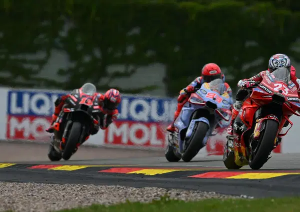 Il folle venerd&igrave; della MotoGP al Sachsenring: la frattura di Marquez, i crash del Team VR46, i bollettini dal Centro Medico e l'Aprilia che fa paura