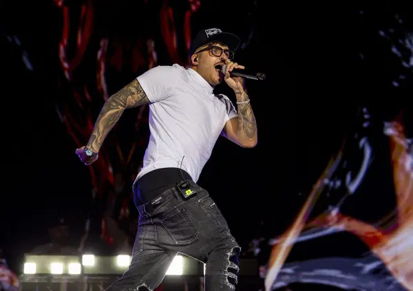 Siamo stati al concerto di Geolier a Milano e abbiamo capito che non &egrave; Pino Daniele (ci voleva poco), ma che nel suo talento include una generazione. Infatti le 37mila persone a Rho Fiera e l'annuncio del tour nei palasport&hellip; 