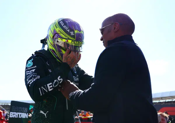 Lewis Hamilton, l'abbraccio con i genitori e la dedica alla famiglia: perch&eacute; Silverstone "ha un valore enorme" per il campione inglese