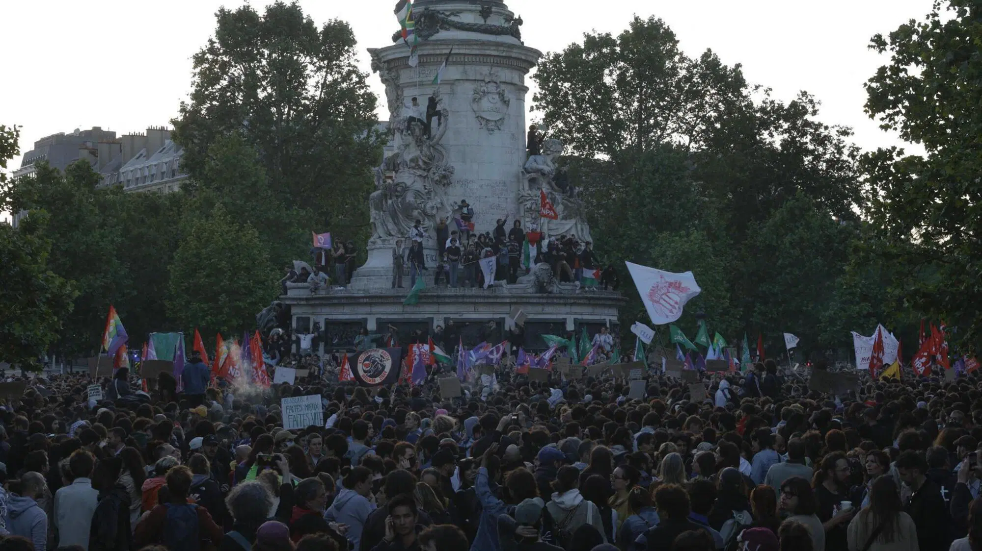 Place de la R&eacute;publique in festa dopo le elezioni francesi