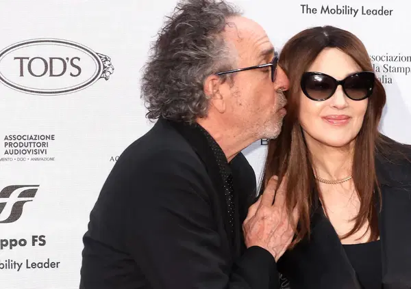 Ci siamo imbucati al Globo D&rsquo;oro, tra Sting che punta il buffet e Vicario che osa cantare, Monica Bellucci che annuncia un film con Tim Burton (ma dai?) e&hellip;  