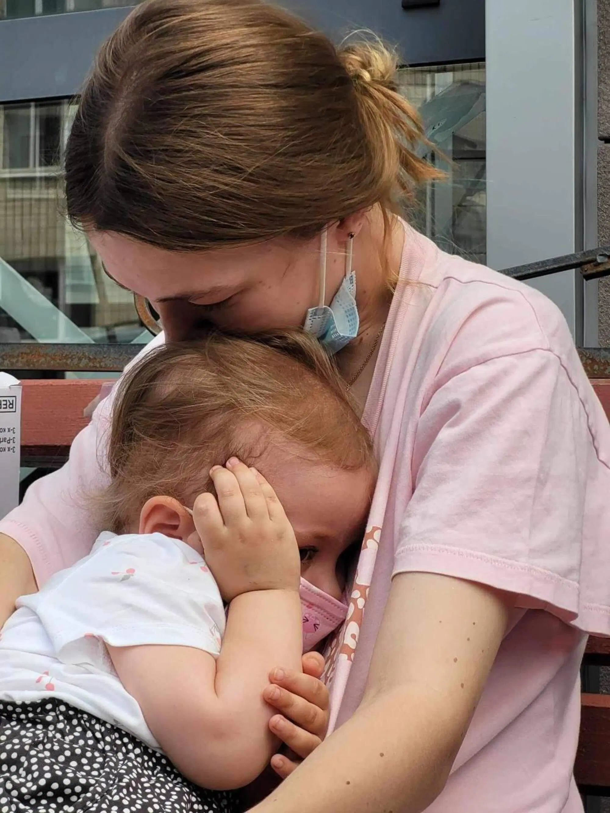 Una bambina spaventata dopo i bombardamenti all'ospedale di Kiev 