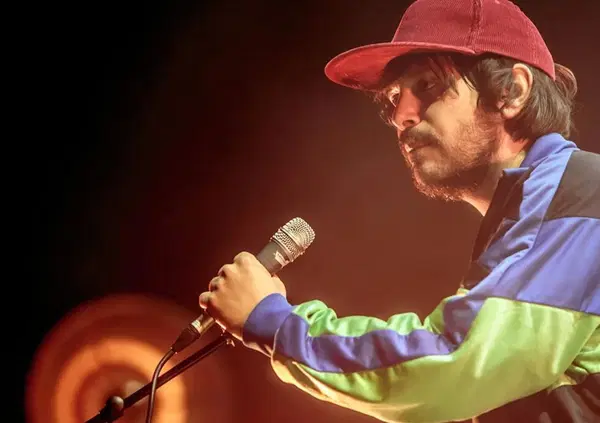 Calcutta sfancu*a la Warner e c'entrano Morgan e Angelica Schiatti (che lo accusa di stalking). E su chi che non si dissocia... 