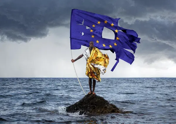 Il Mediterraneo &egrave; un mare o un inferno? E che c'entra Ghali? Il fotografo Spucches sul progetto NoWay!: &ldquo;Il problema dei migranti non si risolver&agrave;, ma...&rdquo;. E su blocco navale, Cpr in Albania, Governo Meloni e ipocrisia dell'Ue...