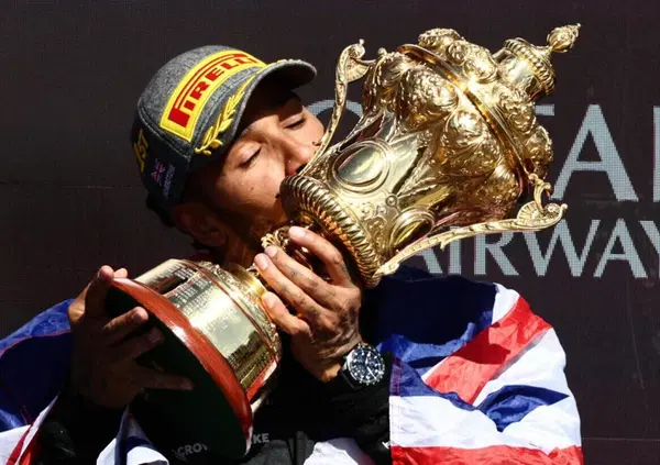 Lewis Hamilton confessa i problemi di salute mentale e torna a lottare contro un tab&ugrave;: "Ho sofferto..."