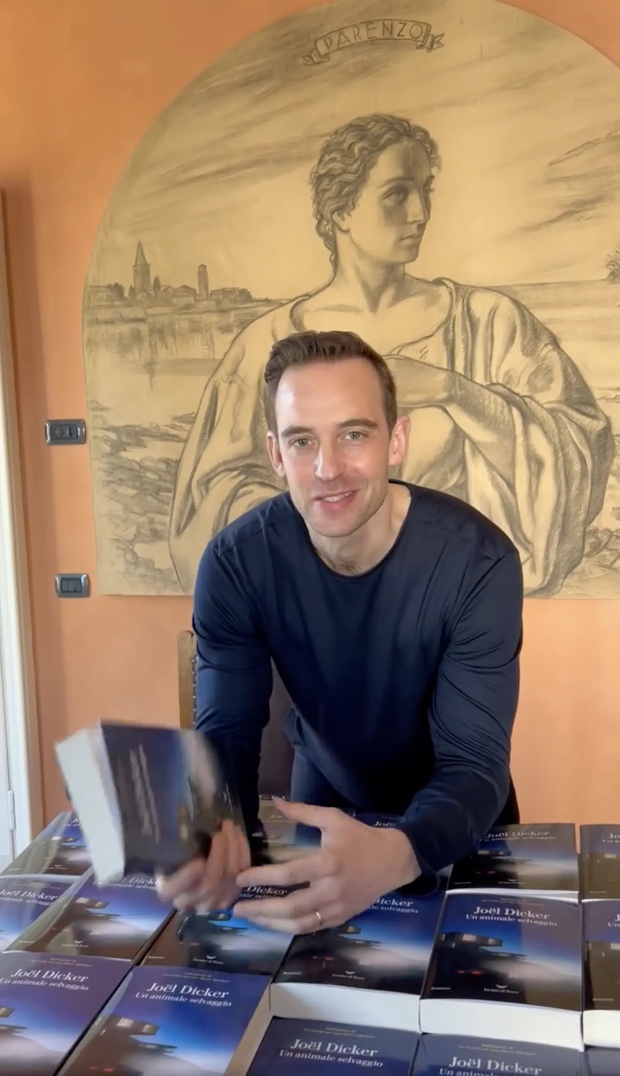 J&ouml;el Dicker nella sede della Nave di Teseo a Milano con il suo ultimo libro, "Un animale selvaggio"