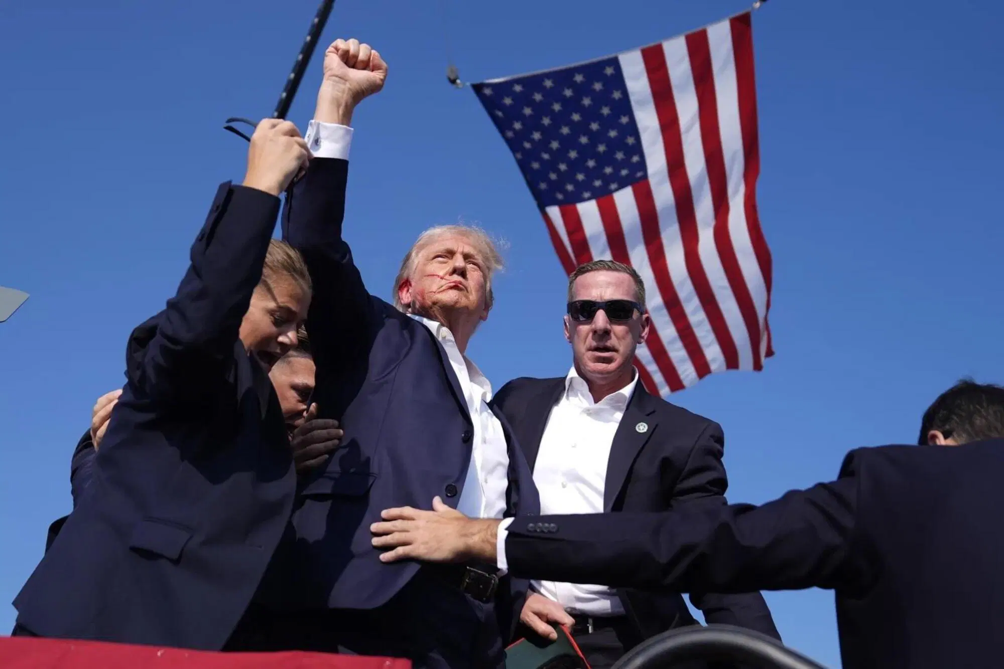 La foto di Evan Vucci dell'attentato a Donald Trump 