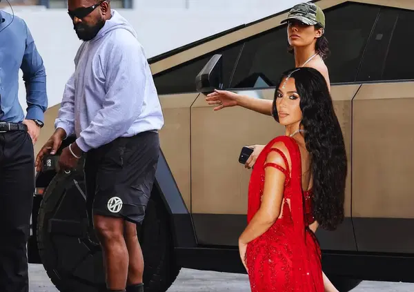 Bianca Censori esplode a pranzo e al cinema con Kanye West. Ma davvero ora rischia di essere bandita dai ristoranti? Intanto l'ex moglie Kim Kardashian al matrimonio coi diamanti... [FOTO]