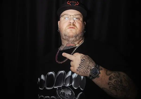 Jake la Furia racconta la sua fissa per gli orologi: l'importanza del listino, della classe e dell'esperienza. Il maggior esperto? &ldquo;&Egrave; Gu&egrave;, mentre Emis Killa&hellip;&rdquo;. Gli investimenti? &ldquo;Servono lungimiranza e una botta di&hellip;&rdquo;